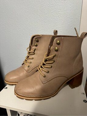 Korks Women’s Tan Lace-Up Block Heel Boots